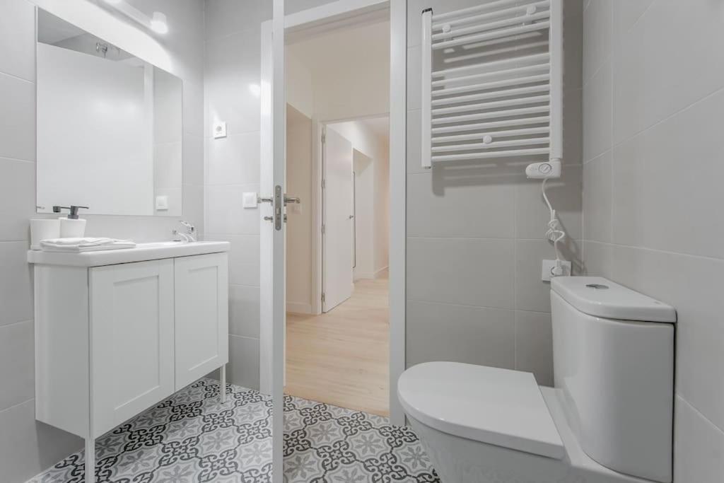 Modern Apt Para 6Px En La Plaza De Tirso De Molina Madrid Exterior photo